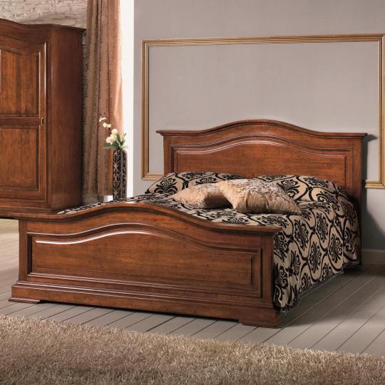 spalna elegantna orech hneda mestianska masiv drevo klasicka postel nocny stolik nabytok komoda skrin obyvacka dekoracie spalna planovanie zariadovanie.jpg